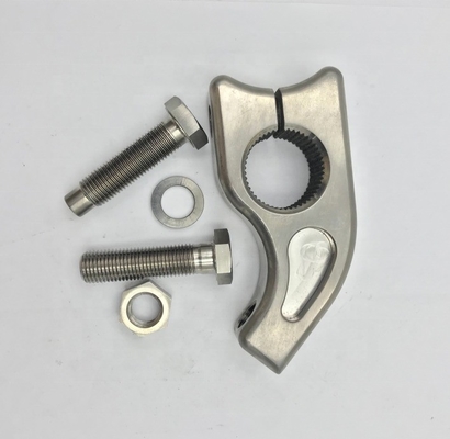 タイタン Gr5 ユニバーサル カーフィットメント 7/8&quot; トルションストップ 1 1/2&quot; スプリット x 3/8&quot; 調整ボルト 3/8&quot;-20ピン ボルト 年ユニバーサル